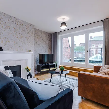 Penthouse With Private Roof Terrace *