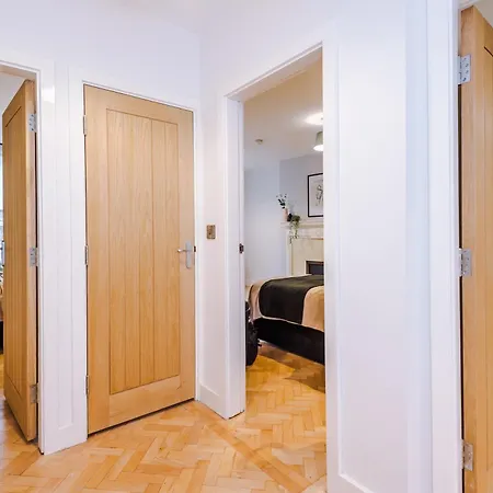 Penthouse With Private Roof Terrace *