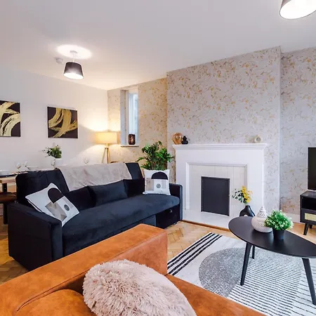 Penthouse With Private Roof Terrace *