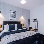 Penthouse - Private Rooftop * York