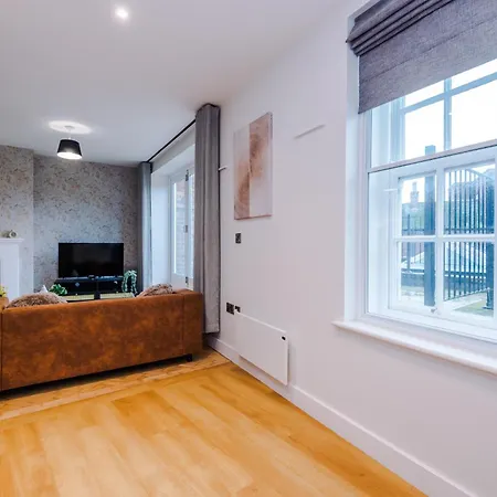 Penthouse With Private Roof Terrace Apartment *