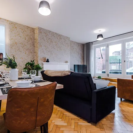 Penthouse With Private Roof Terrace * York