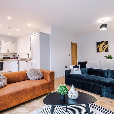 Penthouse With Private Roof Terrace *