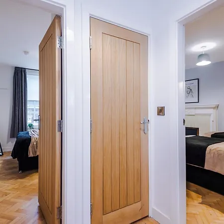 Penthouse With Private Roof Terrace *